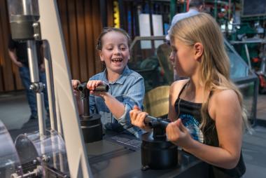 Bitte anfassen: Bewegliche Modelle veranschaulichen die Funktionsweise des Schiffshebewerks.<br>Foto: LWL / Mona Dierkes 