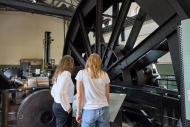 Das gewaltige Schwungrad der Dampffördermaschine dreht sich bei Vorführungen im LWL-Museum Zeche Hannover - heute angetrieben von einem modernen Elektromotor.<br>Foto: LWL / Julia Gehrmann