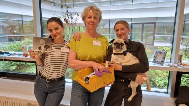 Die Ergotherapeutinnen (v.l.n.r.) Denise Becker, Bernadette Klabes und Venita Prause (hier mit Hund Manfred) arbeiten gern auf der Station P2 der LWL-Klinik Dortmund.<br>Foto: LWL / Philipp Stenger