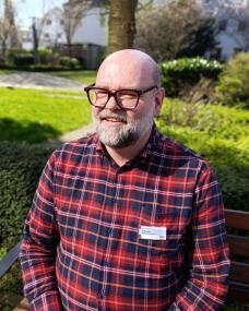 Andreas Beutel bereichert durch seine eigene Erfahrung mit einer psychischen Erkrankung als Genesungsbegleiter das Stationsteam der LWL-Klinik Paderborn.<br>Foto: LWL/Brockmeyer 