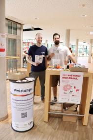 Aktionswoche Alkohol in Bochum: Thomas Jedamzik, Oberarzt des Behandlungsbereichs Abhängigkeitserkrankungen, und Sozialarbeiter Aykut Uysal-Mika (rechts) stellten das Angebot des LWL-Universitätsklinikums Bochum vor.<br>Bildnachweis: LWL/Track 5 