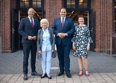 Ehrengast Nathanael Liminski, Minister für Bundes- und Europaangelegenheiten, Internationales sowie Medien des Landes Nordrhein-Westfalen und Chef der Staatskanzlei, (2. v. r.) mit Dr. Georg Lunemann (Landesdirektor des LWL und Vorsitzender des WHB), Monika Simshäuser (Bürgermeisterin der Stadt Hamm) und WHB-Geschäftsführerin Dr. Silke Eilers (v. l.).<br>Foto/ Eike Hollermann/WHB 