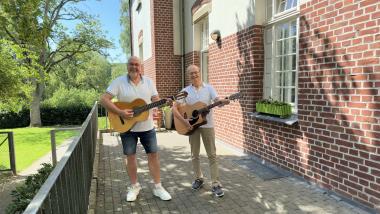 (v.l.) Dr. Thomas Schöne und sein Schwager Dr. Siegfried Meier sorgten mit ihren Gitarren in der Tagespflege des LWL-Pflegezentrums Warstein für einen musikalischen Vormittag.<br>Bild: LWL/Enrica Gore 