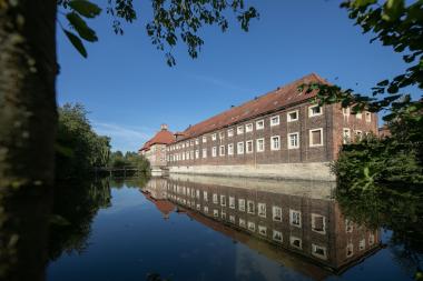 Schloss Oberwerries in Hamm mit dem Marstall von Johann Conrad Schlaun.<br>Foto: LWL/Christopher Kreutchen 