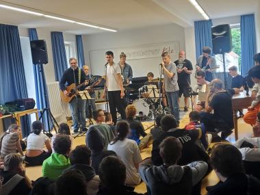 Super Stimmung beim Musikcamp in der Ravensburger Förderschule des LWL. Hier entstand das neue Schullied: "Einer für alle".<br>Bild: LWL 