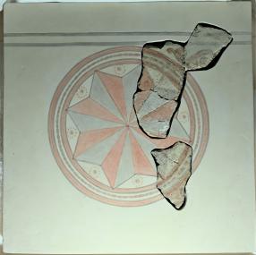 Der Stern einer karolingischen Wandmalerei ziert die Rückseite des neuen Auswärtstrikots vom SC Paderborn 07.<br>Foto: LWL/ M. Kroker