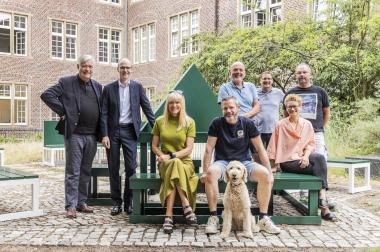 Der restaurierte "Study Garden" von Siah Armajani mit (v. l.): Dr. Hermann Arnhold, Direktor des LWL-Museums für Kunst und Kultur, Dr. Mathias Kleuker, Vorstandsvorsitzender der LVM Versicherung, Dr. Barbara Rüschoff-Parzinger, LWL-Kulturdezernentin, Detlev Brauner, Thomas Erdmann, Wolfgang Möllers und Thomas Püth, Handwerker am LWL-Museum für Kunst und Kultur, sowie Dr. Marianne Wagner, Kuratorin für Gegenwartskunst am LWL-Museum für Kunst und Kultur.<br>Foto: LWL / Hanna Neander