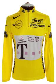 Regelbruch: Das Gelbe Trikot von Jan Ullrich ist aktuell in einer Ausstellung im Kloster Dalheim zu sehen. Das Trikot, das den Führenden der Gesamtwertung der Tour-De-France kennzeichnet, stammt aus dem Jahr 1997 und ist eine Leihgabe der Stiftung Haus der Geschichte der Bundesrepublik Deutschland in Bonn.<br>Foto: Axel Thünker, Stiftung Haus der Geschichte