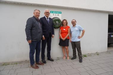 Freuen sich über den neuen öffentlich zugänglichen Defibrillator (AED) an der LWL-Tagesklinik Plettenberg (von links): Kai Schröder, Pflegedirektor der LWL-Klinik Hemer, Ralf Beßler, Bürgermeister der Stadt Plettenberg, Heidi Bastian, pflegerische Leitung der LWL-Tagesklinik Plettenberg, und Hatem Müller, Oberarzt der LWL-Tagesklinik Plettenberg.<br>Foto: LWL/Wyludda 