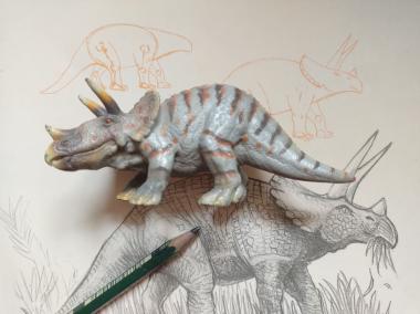 Ob T-Rex, Triceratops oder Brachiosaurus: Im Zeichenkurs lernen Teilnehmende Dinosaurier realistisch zu zeichnen.<br>Foto: LWL /  Ole Gläsker