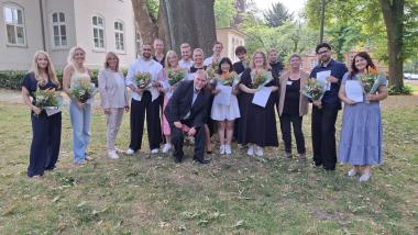 14 Auszubildende der LWL-Pflegeschule Dortmund sind nun Pflegefachfrauen und Pflegefachmänner. Mit ihnen freuten sich die Schulleiterin Doris Wattad (3.v.l.), die stellvertretende Schulleiterin Nicole Liedschulte (3.v.r.) und der Kursleiter Ralf Arendt (Mitte).<br>Bild: LWL/Philipp Stenger