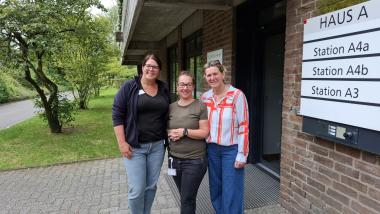 Die Stationsleitung Diana Rodriguez Gonzalez, Pflegeentwicklerin Sabrina Mango und die Abteilungsleitung Kirsten Zimmer (v.l.) haben die Seminarreihe "HALT!" entwickelt.<br>Foto: LWL / Philipp Stenger