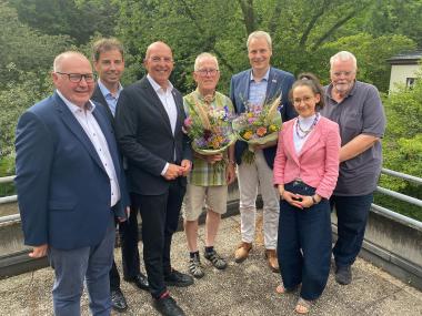 Dem frisch gewählten Vorsitzenden des Eickelborner Forensik-Beirats, Bürgermeister Alexander Tschense (5.v.l.), und seinem Stellvertreter Antonius Schütte gratulierte LWL-Direktor Dr. Georg Lunemann (3.v.l.) gemeinsam mit dem Führungstrio des LWL-Zentrums für Forensische Psychiatrie Lippstadt und einer Vertreterin der LWL-Maßregelvollzugsabteilung.<br>Foto: LWL/Schufi 