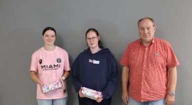 Zoe Gorille, Melissa Oligmüller und Pflegedirektor Peter Thiemann haben sich über das Praktikum ausgetauscht. Beide jungen Frauen lobten die Teams der einzelnen Stationen.<br>Bild: LWL/Julia Bütow 