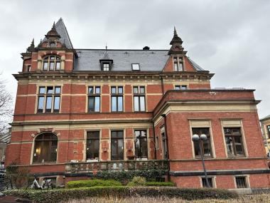 In der roten Villa befindet sich die LWL-Tagesklinik für Psychiatrie und Psychotherapie Rheine mit einem breiten Therapieangebot für Menschen mit psychischen Erkrankungen.<br>Foto: LWL/Simone Böhnisch 