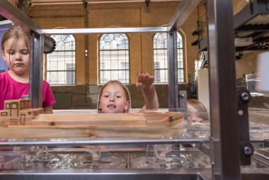 Am Modell können die Gäste nachvollziehen, wie das Schiffshebewerk funktioniert.<br>Foto: LWL / Philipp Harms 