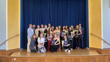 Die Absolvent:innen des Kurses 08/23 mit dem Team der LWL-Pflegeschule Kreis Soest nach den bestandenen Abschlussprüfungen.<br>Foto: LWL/Enrica Gore