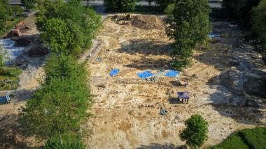 Luftbild der aktuellen Ausgrabungsfläche im Vorfeld des Schulneubaus in Bielefeld-Sieker. Die Reihen der ausgegrabenen archäologischen Befunde zeigen heute noch die Standorte der germanischen Langhäuser an.<br>Bild: LWL-Archäologie für Westfalen/Arne Koch