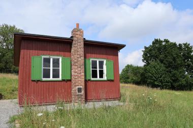 Das Behelfsheim im LWL-Museum Hellerlecht an seinem jetzigen Standort im Siegerländer Weiler.<br>Foto: LWL/Marie Wegener 