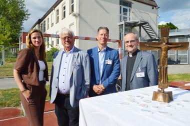 Auch Dr. Lisa Maria Niemeyer, Therapeutische Direktorin der LWL-Maßregelvollzugsklinik Schloss Haldem, Dietmar Meier, Erster stellvertretender Bürgermeister der Gemeinde Stemwede, Pflegedirektor Stefan Schuchardt und Pastor Michael Beening vom Evangelischen Kirchenkreis Lübbecke (v.l.). gedachten mit den Patienten an verstorbene Drogengebrauchende.<br>Foto: LWL/Hannig