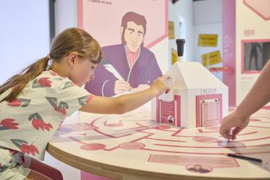 Blick in die Sonderausstellung "Von hier nach dort. Unterwegs mit Kompass und Navi!"<br>Foto: LWL / Philipp Harms 