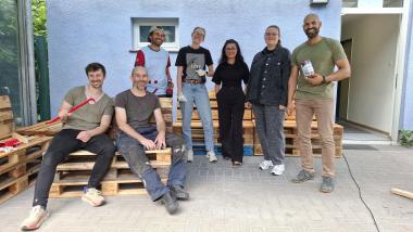 Mit den Mitarbeitenden der Firma "Dr. Ausbüttel" konnte das Projekt schnell umgesetzt werden. Es freuen sich (v.l.): Niclas De Vries, Richard Joos, Alexander Herbort, Leonie Freise, die zwei LWL-Mitarbeiterinnen Jasmin Kluwe und Alina Kuschel und Malik Iflazoglu-Ellerbrok.<br>Foto: LWL / Philipp Stenger