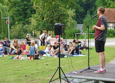Beim Freilicht-Slam präsentieren Wortakrobat:innen ihre selbst verfassten Texte unter freiem Himmel.<br>Foto: LWL/ Robin Jähne 