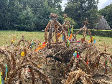 Durch die Zusammenarbeit mit den Lippischen Landfrauen und den Besucher:innen des LWL-Museums Hellerlecht entstanden Erntekronen für die neue Sonderausstellung.<br>Foto: LWL/Stein