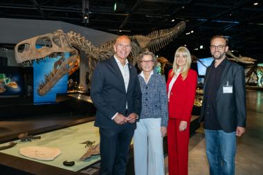 Ina Scharrenbach (2.v.l.), Ministerin für Heimat, Kommunales, Bau und Digitalisierung des Landes Nordrhein-Westfalen, besuchte die neue paläontologische Landesausstellung "überLeben zwischen Dinos und Schuppenbäumen" im LWL-Museum für Naturkunde in Münster und sprach anschließend beim Festakt zur Eröffnung ein Grußwort.<br>Foto: LWL/Steinweg 