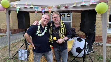 Musiker Matthias "Kasche" Kartner (r.) und DJ "Atommic" (Thomas Harderer, l.) sorgten beim Sommerfest für Stimmung.<br>Bild: LWL/Philipp Stenger 