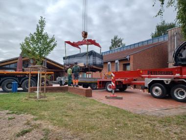 Der Töpferofen wurde am Montag im LWL-Museum Ziegelei Lage mit einem Kran zum Transport nach Leeden verladen.<br>Foto: LWL 