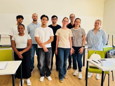 Teilnehmer:innen des neuen Sprachkurses gemeinsam mit Thorsten Wiesrecker (Reihe 2, 4. v. l.) von der LWL-Pflegeschule Kreis Soest und der Kursleiterin Nicole Wilk (Reihe 1, 3. v. l.) vom Kolping-Bildungswerk Paderborn (Standort Soest).<br>Foto: LWL/Stephanie Dreps 