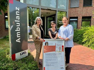 Laden zur Lesung am 8. September in den Barocksaal im Schloss ein: Dr. Stephanie van der Kemp, Dr. Beate Cichon-Feldmann und Britta Nagel, die im Anschluss Fragen beantworten werden.<br>Bild: LWL/Rosa Sommer<br>Bildnachweis Autorin-Foto: Jörg Donecker