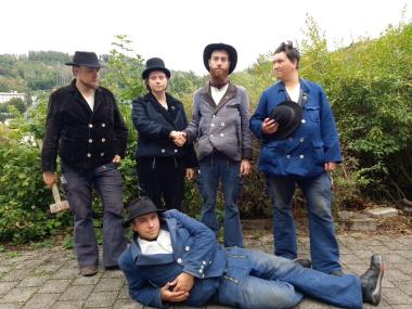 Die Wandergeselle:innen sind  noch bis zum 11. September zu ihrem Metalltreffen zu Gast im LWL-Freilichtmuseum Hagen.<br>Foto: WandergesellInnen 