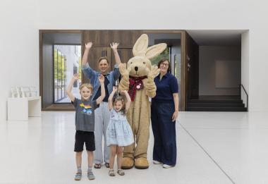 Der Hase Felix und Ingrid Fisch, Leiterin der Kunstvermittlung im LWL-Museum für Kunst und Kultur, begrüßten Daphne Franke (l.) mit ihren Kindern als 50.000. Besucherin in der Familienausstellung "Reiselustig".<br>Foto: LWL/Hanna Neander 