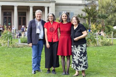 Freuen sich über die Kooperation Zürich-Münster: die Direktorin des Museums Rietberg, Dr. Annette Bhagwati (2. v. r.), der Direktor des LWL-Museums für Kunst und Kultur, Dr. Hermann Arnhold, sowie die Kuratorinnen Alexandra von Przychowski (Zürich, 2. v. l.) und Dr. Patricia Frick (Münster, r.).<br>Foto: Fabienne Gantenbein