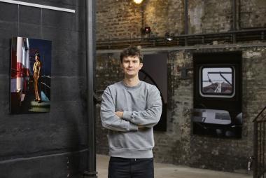 Der Fotograf Khalil Noé Döring führt Gäste am Samstag durch seine Ausstellung "Weg der Kohle"  im Malakowturm.<br>Foto: LWL / Philipp Harms