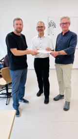 Thomas Kühlkamp (Leiter der Martin-Buber-Schule/v.r.), Bernd Neuenfels (Leiter des LWL-Regionalzentrum Schule und Bildung Dortmund) und Mark Weigang (Prokurist der  inti Gesellschaft für schulische Integration mbH) freuen sich über den Start der Offenen Ganztagsschule (OGS).<br>Foto: Ulrike Witte