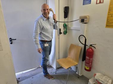 Der technische Leiter der Hans-Prinzhorn-klinik, Matthias Hohmann, an einem analogen Telefon.<br>Foto: LWL/Michaela Rensing
