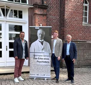 Sie laden herzlich ein zur Teilnahme am Aktiven Erinnern und zum Besuch der Wanderausstellung (v.l.): Stephan Bögershausen, stellvertretender Pflegedirektor und Leiter der Arbeitsgemeinschaft Gedenkpfad LWL-Klinik Lengerich, Lasse Stoevesandt, Student der Geschichte und Sozialwissenschaft an der Universität Bielefeld und Initiator der Ausstellung "Hermann Simon" und Professor Dr. Franz-Werner Kersting, Historiker an der Universität Münster.<br>Bild: LWL/Barbara Köhling