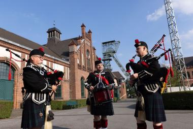 Neben den "Highland Games" und anderen Attraktionen sorgt eine Dudelsack-Band für den passenden Flair bei der Museumsnacht auf Zeche Zollern.<br>Foto: LWL / Rupert Warren