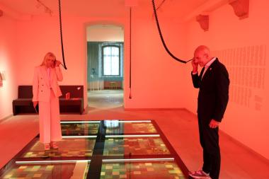 Dr. Barbara Rüschoff-Parzinger, Kulturdezernentin des LWL und Dr. Georg Lunemann, der Direktor des LWL lassen die Ausstellung auf sich wirken.<br>Foto: LWL/Alexander Lehn