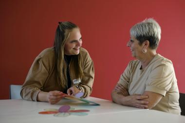 Laura Mersmann (l.) berät als Demenz-Coach im Zentrum für Altersmedizin des LWL-Klinikums Gütersloh Katja Schäfer als Angehörige, deren Mutter an Demenz erkrankte.<br>Bild: LWL/Nikolaus Urban 