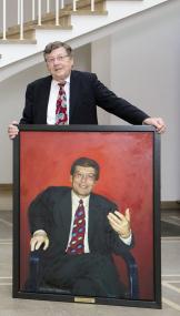 Dr. Manfred Scholle, LWL-Direktor in den Jahren 1991 bis 1998, feiert am Freitag (18.9.) seinen 80. Geburtstag. Hier mit seinem Porträt-Gemälde, das im Landeshaus des LWL am Freiherr-vom-Stein-Platz in Münster hängt.<br>Bild: LWL/Nikolaus Urban