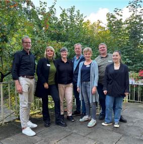 Das Team der Gerontopsychiatrischen Tagesklinik um Chefarzt Dr. Tilman Fey (1.v.l.) freut sich auf viele Besucher:innen beim Tag der offenen Tür.<br>Foto: LWL/Barbara Köhling 