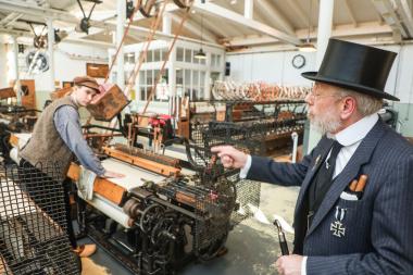 Auch in den Websaal führt die schauspielerische Führung unter dem Titel "Küche, Kohle und Kontor" im Textilwerk.<br>Foto: LWL / Sven Betz
