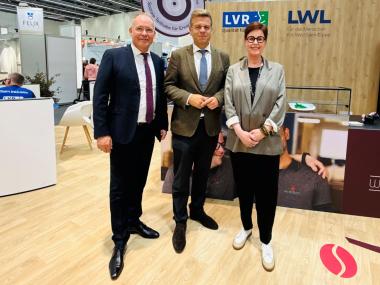 LWL-Jugend und Schuldezernentin Birgit Westers (r.) und Reiner Limbach, Erster Landesrat und zukünftiger Landesdirektor des LVR, (l.) begrüßen gemeinsam Matthias Heidmeier, Staatssekretär im Ministerium für Arbeit, Gesundheit und Soziales des Landes Nordrhein-Westfalen, auf dem gemeinsamen Stand der Landschaftsverbände auf der Rehacare.<br>Foto: LVR/Kathleen Bayer 