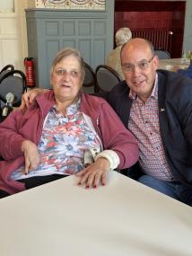 Gemeinsam beim Sommerfest: Eine Bewohnerin des LWL-Pflegezentrums Warstein mit ihrer gesetzlichen Vertretung Peter Weiken, Bürgermeister der Stadt Rüthen.<br>Foto: LWL/Enrica Gore 
