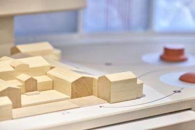 Wie soll die perfekte Stadt aussehen? Beim Herbstferien-Workshop können Kinder ihre Wunschstadt gestalten. Foto: LWL/Philipp Harms