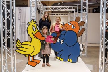 Maus, Elefant und Ente heißen auch in diesem Jahr wieder Kinder und Familien im Textilwerk in Bocholt willkommen. Das Foto zeigt die Gewinner:innen der Mausrallye des letzten Jahres. Foto: LWL / Betz